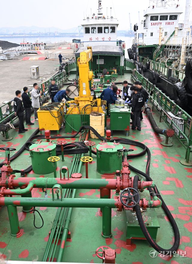 20일 인천 서구 한 부두에 정박 중인 급유선에서 중부지방해양경찰청 광역수사대와 한국석유관리원 관계자들이 해상 석유 유통 특별단속을 벌이고 있다. 해경은 중동 상황에 따른 유가 상승을 노린 무자료 기름 유통, 어업용 면세유의 개인 차량 사용, 면세유 부정 사용 등을 집중 단속해 나갈 방침이다.조병석기자조병석기자