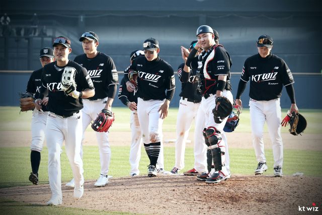 KT 위즈 선수들이 29일 잠실야구장에서 열린 2026 KBO리그서 LG 트윈스에 6-5로 승리한 뒤 기쁨을 나누고 있다. KT 제공