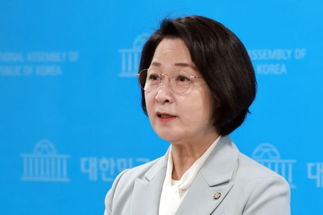 국회 법제사법위원장인 더불어민주당 추미애 의원이 지난 23일 국회 소통관에서 법사위원장직 사임 의사를 밝힌 뒤 취재진 질문에 답하고 있다. 연합뉴스