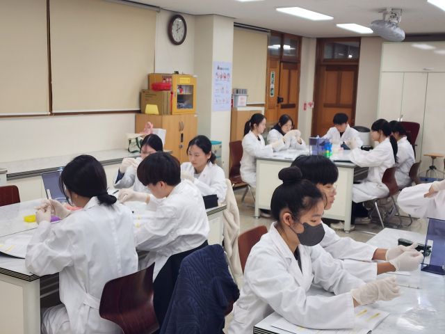 포곡고등학교가 28일 1~2학년을 대상으로 '창의 과학 실험 캠프'를 운영하고 있는 모습. 용인교육지원청 제공