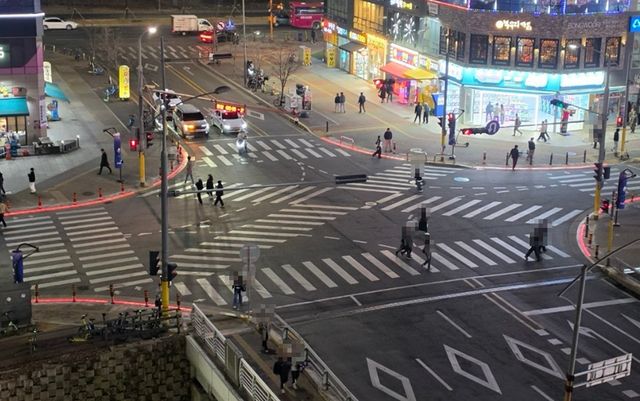 5-1. 파주시, 바닥형 보행신호등 확대 시범설치_야당역 인근 교차로