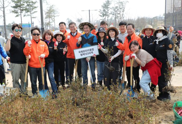 최근 평택시가 함박산중앙공원에서 제81회 식목일을 맞아 열린 시민과 함께하는 나무심기 행사에서 참석자들이 정장선 시장(중앙)과 기념촬영을 하고 있다. 평택시 제공