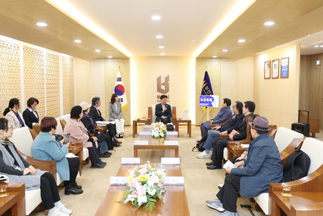 부천시장이 참여자들과 소통의 시간을 보내고 있다. 부천시 제공