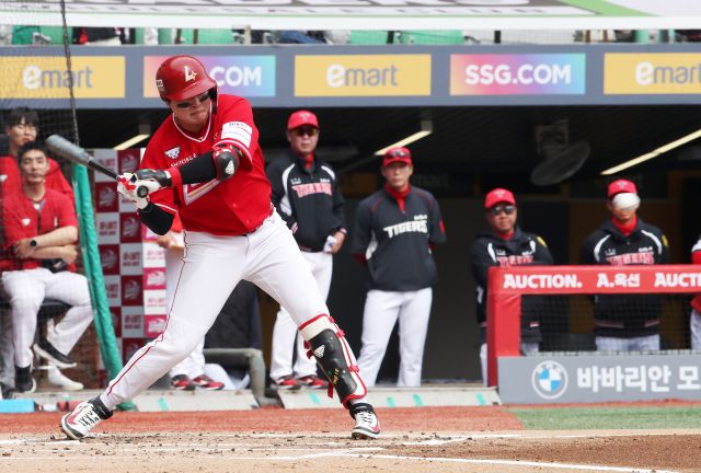 SSG 랜더스의 고명준이 29일 오후 인천 SSG랜더스필드에서 열린 ‘2026 신한 SOL KBO 리그’ KIA 타이거즈와 홈 경기서 3회말 솔로 홈런을 때려내고 있다. SSG 제공