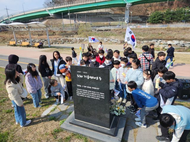 관곡초등학교가 30일 ‘기흥 만세운동길 걷기’ 프로젝트 수업을 진행하고 있다. 용인교육지원청 제공