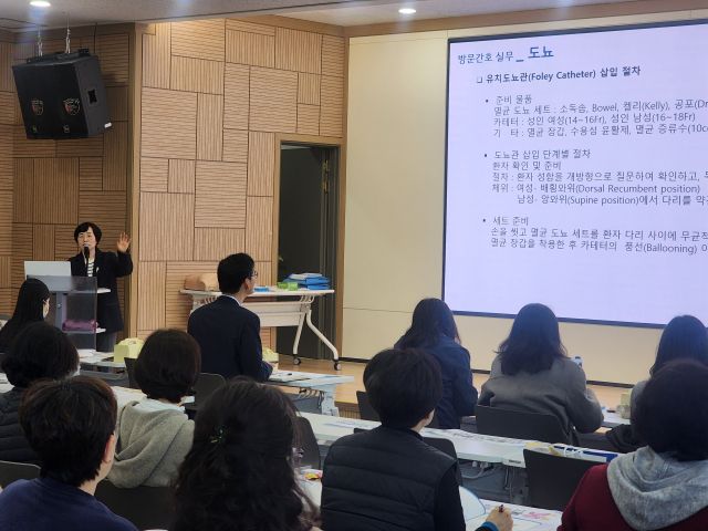연수구보건소에서 열린 가천대 길병원 공공의료본부 지역사회 보건의료 전문가 실무교육에서 이호옥 중환자간호팀장이 환자 간호를 주제로 교육하고 있다. 가천대 길병원 제공