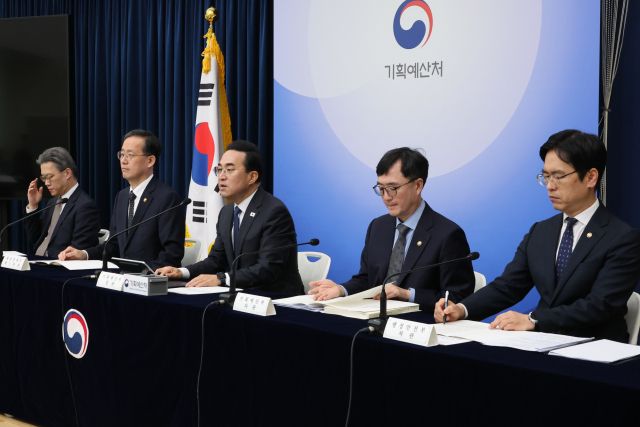 박홍근 기획예산처 장관이 27일 세종시 정부세종청사에서 중동 사태 대응을 위한 2026년도 추가경정 예산안에 대해 브리핑하고 있다. 왼쪽부터 오승철 산업통상부 기획조정실장, 이형일 재정경제부 1차관, 박홍근 기획예산처 장관, 임기근 기획예산처 차관, 김민재 행정안전부 차관. 연합뉴스