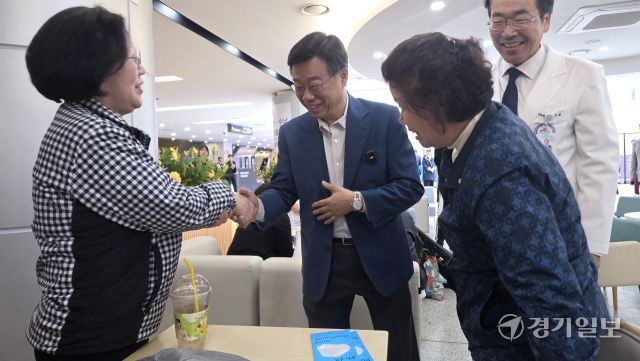 31일 오후 성남시의료원을 방문한 신상진 성남시장(가운데)이 의료원을 찾은 시민들과 인사를 나누고 있다. 박용규기자