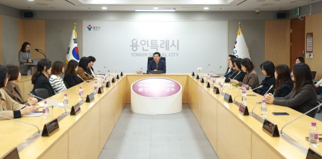 이상일 용인특례시장이 3월26일 시청에서 학부모들과 (가칭)AI예술융합고 설립 등 교육 현안을 논의하고 있다. 용인시 제공