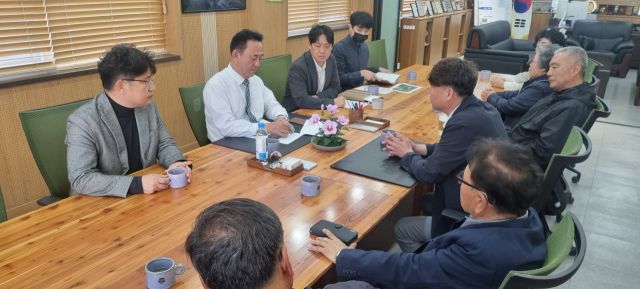 여주시 가남읍 삼군1리 자유컨트리클럽 인근 주민들이 시청을 방문해 이충우 시장에게 피해상황을 호소하고 있다. 독자 제공