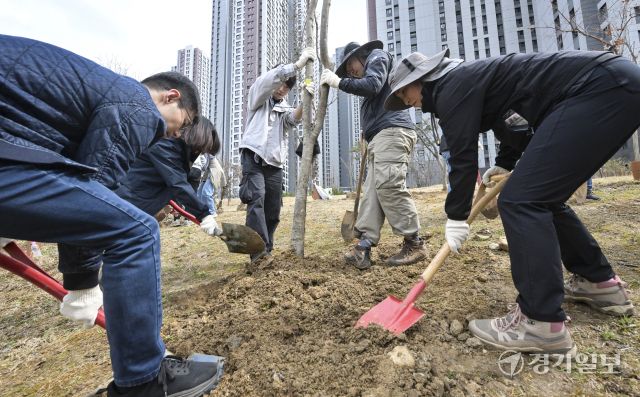 31일 오후 수원특례시 장안구 대유평공원에서 열린 '제81회 식목일 기념 나무심기 행사'에서 시민들이 나무를 심고있다. 시는 이번 행사에서 산딸나무, 팥배나무, 느티나무 등을 식수했다. 홍기웅기자