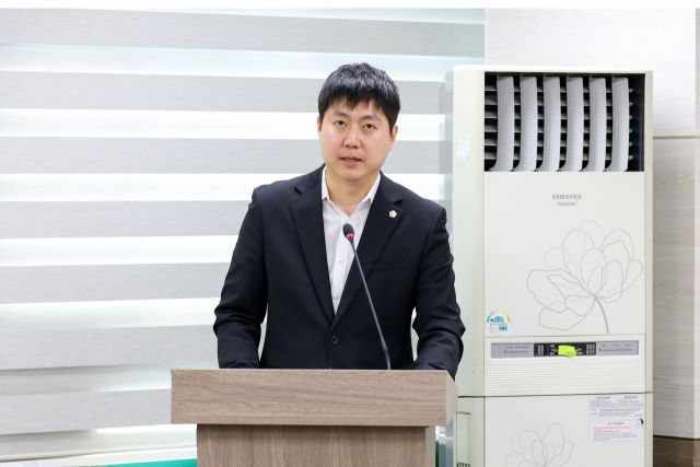 최찬규 안산시의회 의원이 제302회 임시회 기행위에서 자신이 대표 발의한 ‘안산시 선감학원 사건 희생자 추모사업 지원 조례 일부개정조례(안)’에 대해 설명하고 있다. 시의회 제공