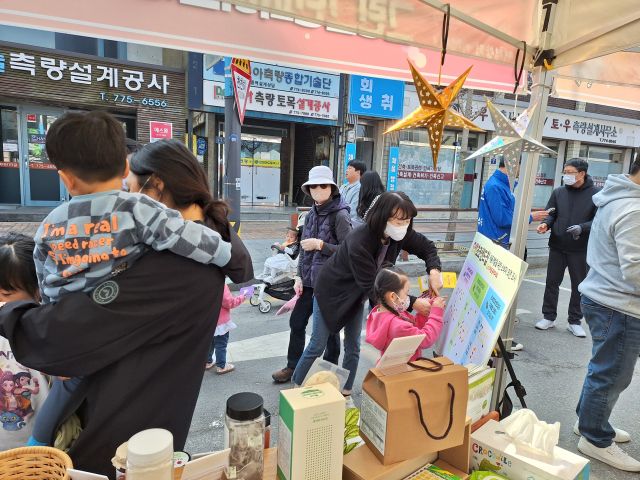 양평군이 지난 28일 ‘매력양평 기업전’에 참가해 신제품(오색라이스 초코 샌드) 개발을 위한 소비자 의견조사를 실시했다. 양평군 제공