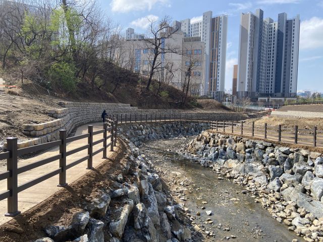 과천시 제비울천 산책로 조성 모습. 과천시 제공
