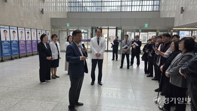 31일 오후 성남시의료원을 찾은 신상진 성남시장이 시민들의 질문에 답변하고 있다. 박용규기자
