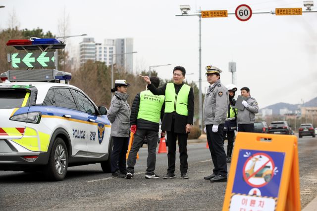 김정헌 인천 중구청장이 하늘대교 인근을 찾아 경찰과 함께 소음 정도를 측정하고 있다. 중구청 제공