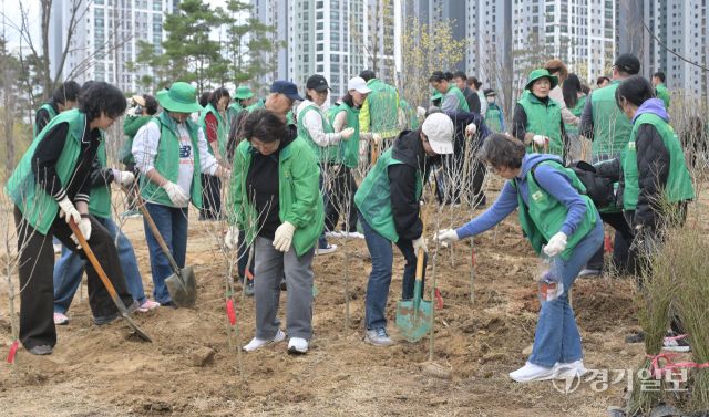 31일 오후 수원특례시 장안구 대유평공원에서 열린 '제81회 식목일 기념 나무심기 행사'에서 수원시새마을회 회원들이 나무를 심고있다. 시는 이번 행사에서 산딸나무, 팥배나무, 느티나무 등을 식수했다. 홍기웅기자
