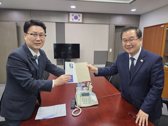 김원기 더불어민주당 의정부시장 예비후보(왼쪽)가 이건태 국회의원과 기념촬영을 하고 있다. 김원기 더불어민주당 의정부시장 예비후보 선거캠프 제공