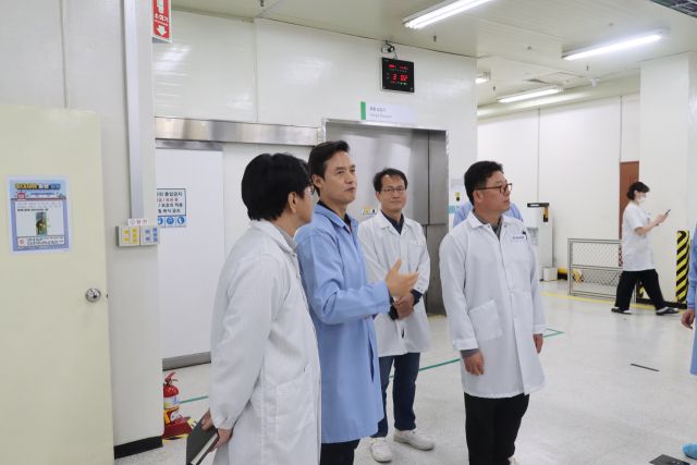 임일섭 이천소방서장(왼쪽 두 번째)이 지역 내 자동차부품 제조공장을 방문해 현장안전지도를 실시했다. 이천소방서 제공.