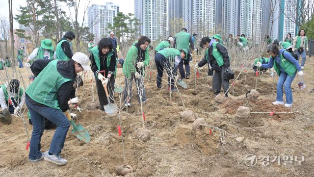 31일 오후 수원특례시 장안구 대유평공원에서 열린 '제81회 식목일 기념 나무심기 행사'에서 수원시새마을회 회원들이 나무를 심고있다. 시는 이번 행사에서 산딸나무, 팥배나무, 느티나무 등을 식수했다. 홍기웅기자