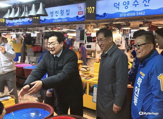 박인동 더불어민주당 인천 남동구청장 예비후보가 더불어민주당 맹성규(남동갑)·박찬대(연수갑) 국회의원과 소래포구 시장을 방문했다. 박인동 예비후보 선거캠프 제공