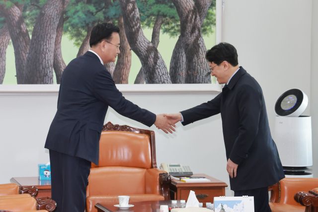 더불어민주당 천준호 원내운영수석부대표(오른쪽)와 국민의힘 유상범 원내운영수석부대표가 국회 운영위원장실에서 회동하며 악수하고 있다. 연합뉴스