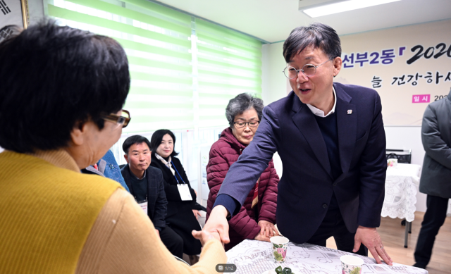최근 안산시 단원구 선부2동 행정복지센터 회의실에서 열린 희망을 나누는 첫인사, 동행’ 행사에서 이민근 시장이 참석한 주민들과 반갑게 악수를 하고 있다. 안산시 제공