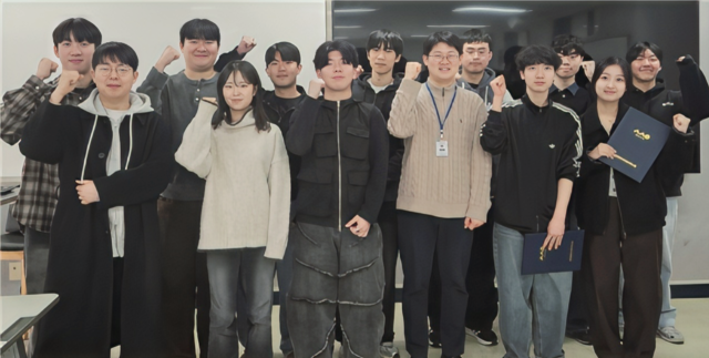 인천시사회서비스원이 국가정보원 지부와 인천시, 인하대 등과 협력해 ‘공공기관 웹 취약점 점검 프로젝트’를 마무리하고 기념촬영을 하고 있다. 인천시사회서비스원 제공