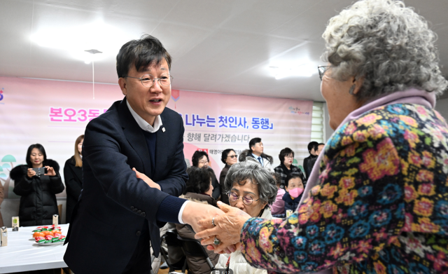 최근 안산시 상록구 본오3동 행정복지센터 회의실에서 열린 희망을 나누는 첫인사, 동행’ 행사에서 이민근 시장이 참석한 주민들과 반갑게 악수를 하고 있다. 안산시 제공