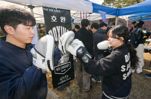 4일 오후 수원특례시 아주대학교에서 열린 '2026 동아리 모집 박람회'를 찾은 학생들이 다양한 동아리 부스를 찾아 체험을 하고 있다. 윤원규기자