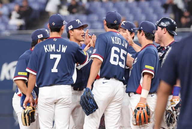 3일 일본 오사카 교세라돔에서 열린 월드베이스볼클래식(WBC) 평가전에서 일본 프로야구 오릭스 버팔로스에 8-5로 승리한 한국 선수들이 자축하고 있다. 연합뉴스