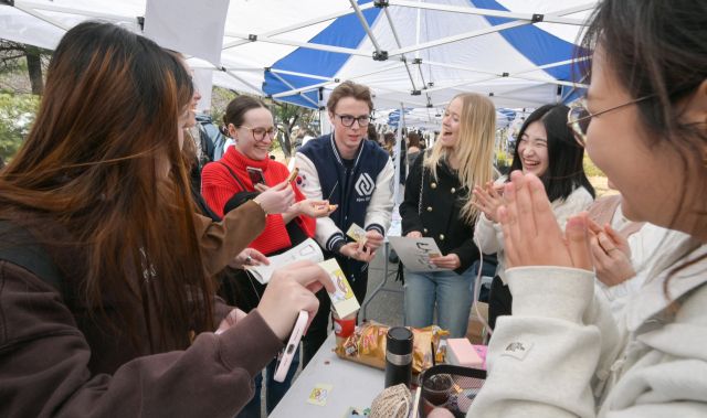 4일 오후 수원특례시 아주대학교에서 열린 '2026 동아리 모집 박람회'를 찾은 학생들이 다양한 동아리 부스를 찾아 체험을 하고 있다. 윤원규기자