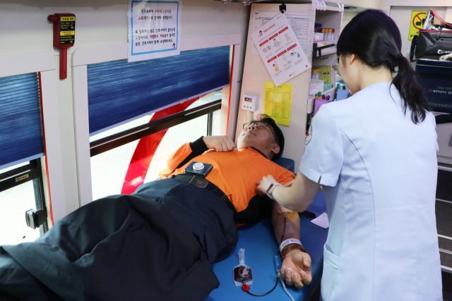 양주소방서 대원들이 대한적십자사 헌혈버스에 올라 헌혈을 하고 있다. 양주소방서 제공