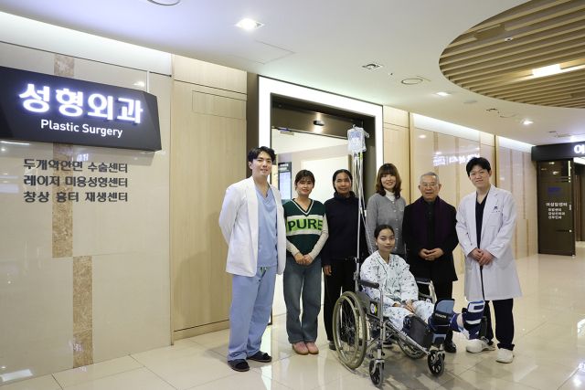 순천향대 부천병원 하지재건 클리닉 정형화 교수(좌측 첫 번째)와 환자 ‘떼움 쿤떼아’(가운데)의 모습. 순천향대 부천병원 제공