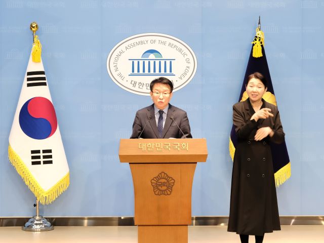 더불어민주당 권칠승 의원이 4일 국회 소통관에서 경기도민의 삶을 바꾸는 ‘덜 피곤한 경기인’ 공약을 발표하고 있다. 의원실 제공