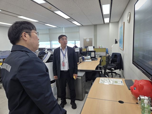 4일 인천국제공항에서 박재완 인천출입국·외국인청장(가운데)이 보호외국인 송환 집행 현장을 점검하고 있다. 인천출입국·외국인청 제공