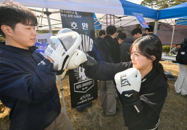 4일 오후 수원특례시 아주대학교에서 열린 '2026 동아리 모집 박람회'를 찾은 학생들이 다양한 동아리 부스를 찾아 체험을 하고 있다. 윤원규기자