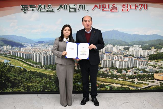 박형덕 동두천시장(오른쪽)이 김은미 큰사랑노인복지센터장에게 위촉증을 수여하고 있다. 송진의기자