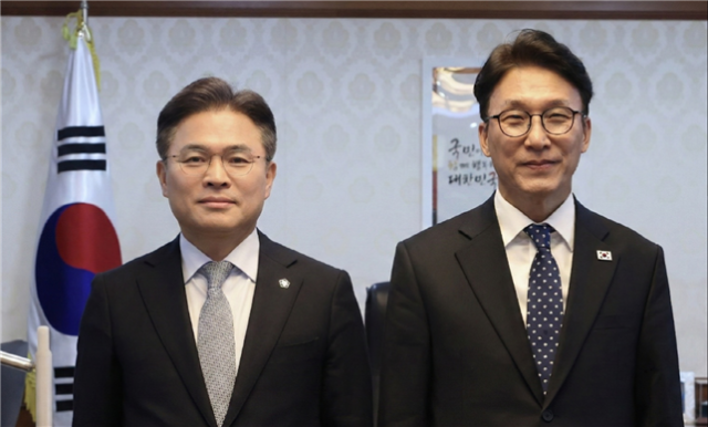 윤승규 대한행정사회 회장(왼쪽)은 3일 서울정부종합청사를 찾아 김민석 국무총리를 예방하고 행정사법 개정안의 조속한 입법을 건의했다. 대한행정사회