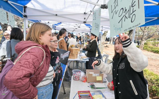 4일 오후 수원특례시 아주대학교에서 열린 '2026 동아리 모집 박람회'를 찾은 학생들이 다양한 동아리 부스를 찾아 체험을 하고 있다. 윤원규기자