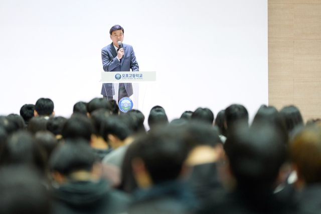 방세환 광주시장이 제1회오포고등학교 입학식에서 축사를 하고 있다. 광주시 제공
