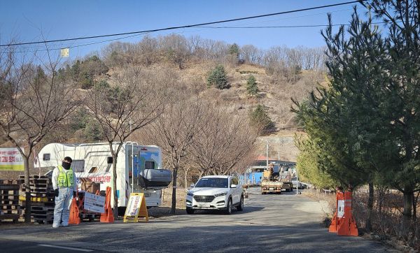 연천군 군남면 돼지농장에서 4일 아프리카돼지열병(ASF)이 확진된 가운데 방역당국이 인근 도로 출입을 통제하고 있다. 연천군 제공