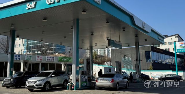 미국의 이란 공습 여파로 기름값이 요동치는 가운데 4일 비교적 휘발유 가격이 저렴한 편이었던 용인시의 한 주유소에서 차량들이 줄을 서 주유하고 있다. 김소현기자