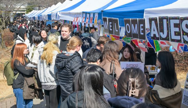 4일 오후 수원특례시 아주대학교에서 열린 '2026 동아리 모집 박람회'를 찾은 학생들이 다양한 동아리 부스를 찾아 체험을 하고 있다. 윤원규기자