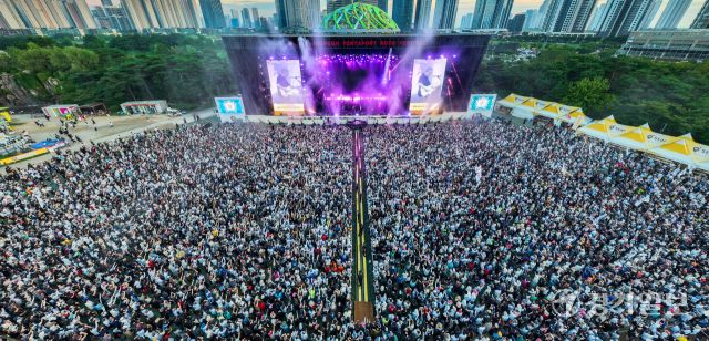 인천 송도달빛축제공원에서 열린 '2025 인천펜타포트 락 페스티벌'에서 펄프가 화려한 무대를 선보이고 있다. 경기일보DB