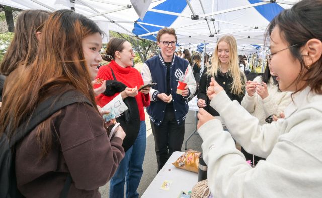 4일 오후 수원특례시 아주대학교에서 열린 '2026 동아리 모집 박람회'를 찾은 학생들이 다양한 동아리 부스를 찾아 체험을 하고 있다. 윤원규기자