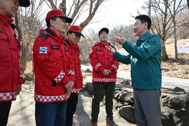 김동근 의정부시장(오른쪽 첫 번째)이 3일 산불 대응 체계를 점검하고, 산불 예방 활동에 대한 현장을 점검하며 근무자를 격려하고 있다. 의정부시 제공