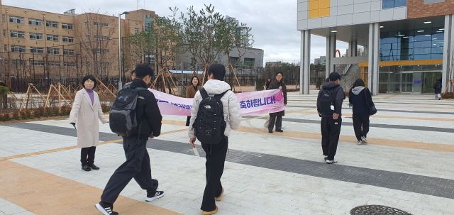 한혜주 교육장을 비롯한 교직원들이 등교하는 학생들을 환영하고 있다. 김포교육지원청 제공