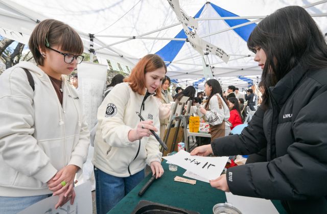 4일 오후 수원특례시 아주대학교에서 열린 '2026 동아리 모집 박람회'를 찾은 학생들이 다양한 동아리 부스를 찾아 체험을 하고 있다. 윤원규기자