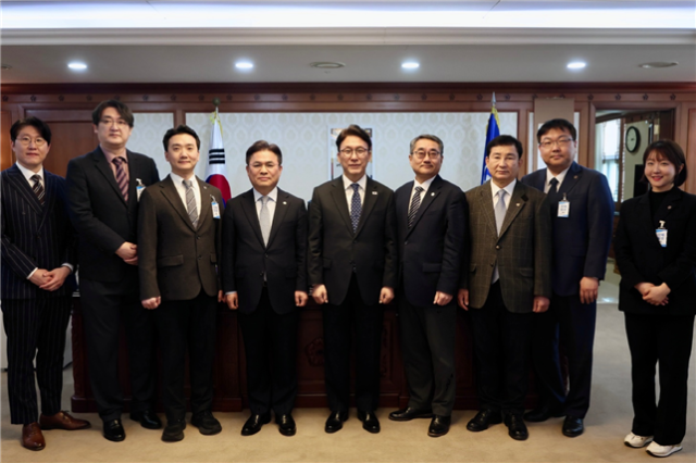 대한행정사회 윤승규 회장과 관계자들이 김민석 총리를 예방하고 기념촬영하는 모습. 대한행정사회